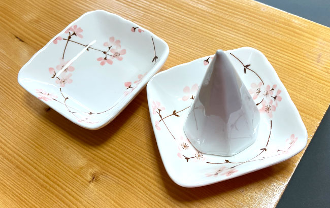 桜四角白地（縦9cm×対角線11cm）2枚・八角錐